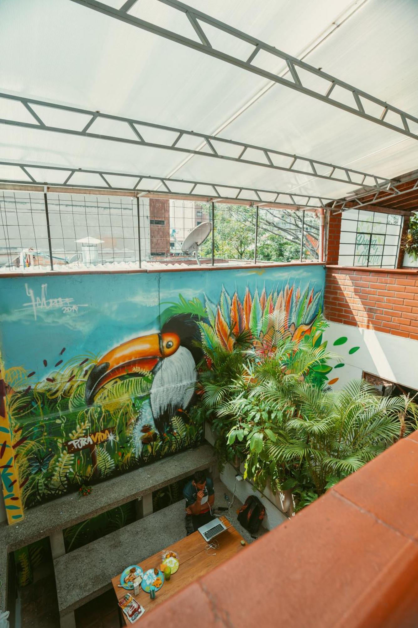 Hostal Pura Vida La 70 Medellin Exterior photo