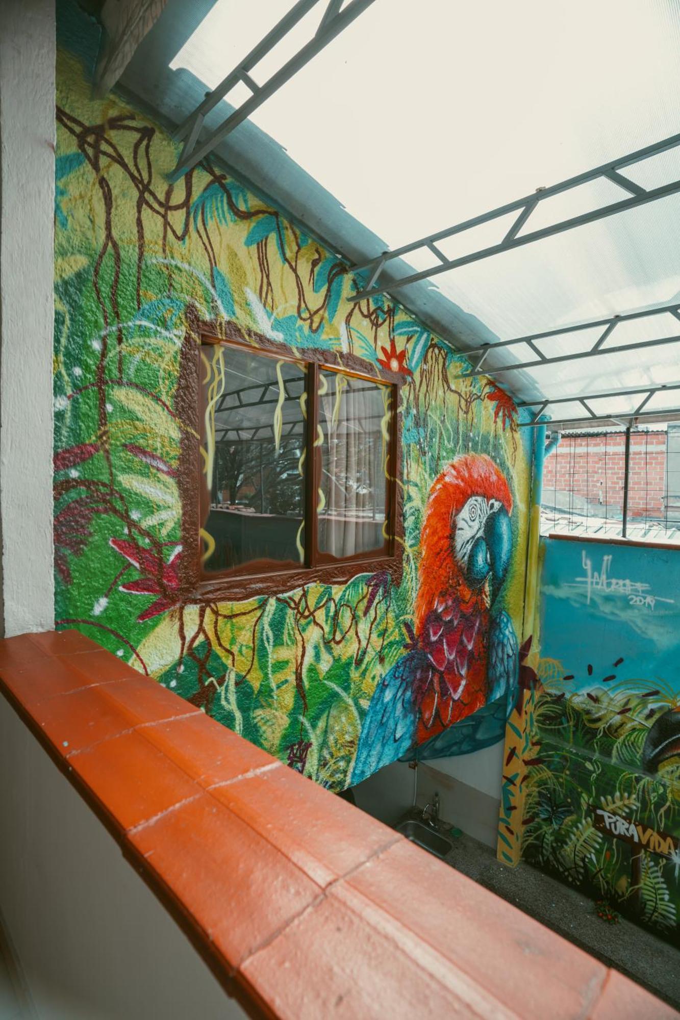 Hostal Pura Vida La 70 Medellin Exterior photo